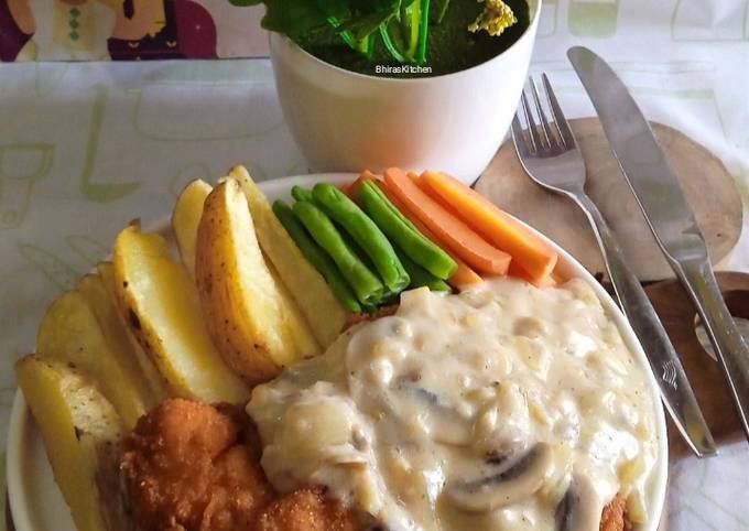 Creamy Chicken Mushroom w/ Kentang Grg & Tumis Buncis Wrtl